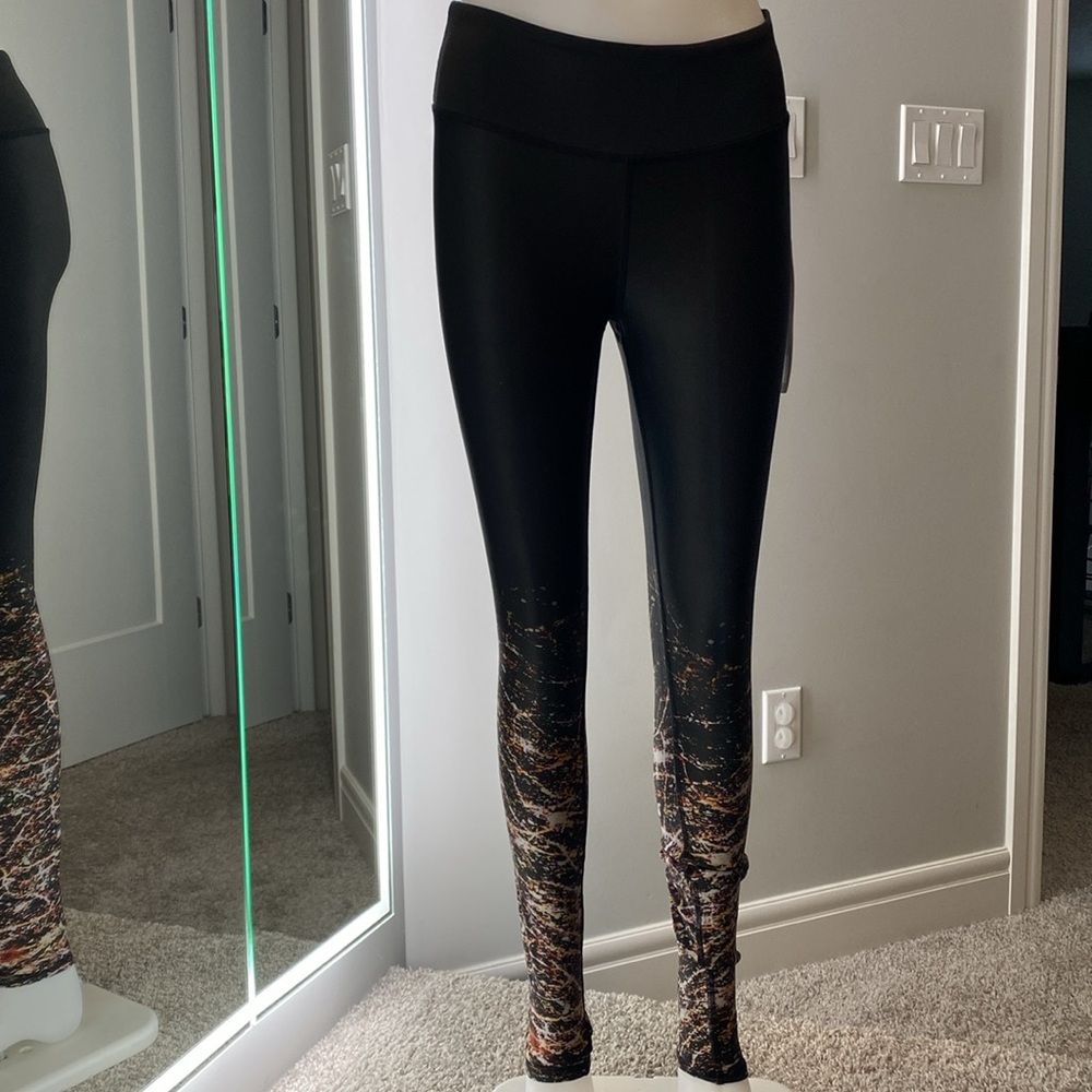 ALO Yoga Tech Lift Airbrush Leggings. BNWT. Design is Lights. XS